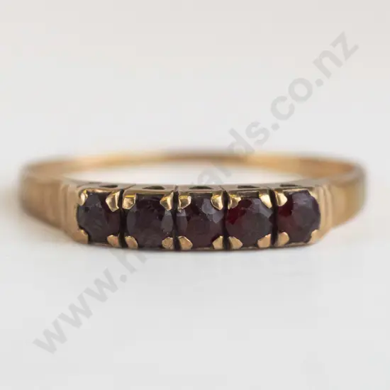 9ct 5 stone garnet ring 2.5gms