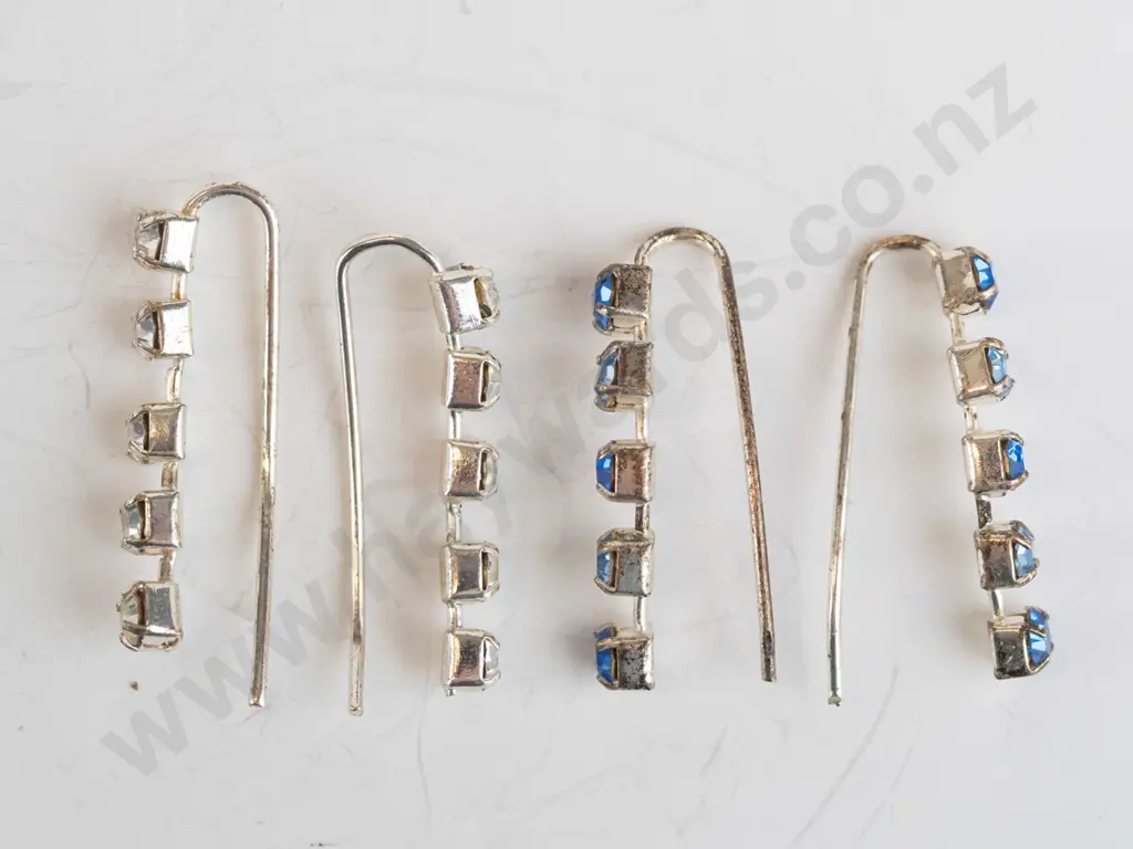 2 pairs crystal earrings Image 1++