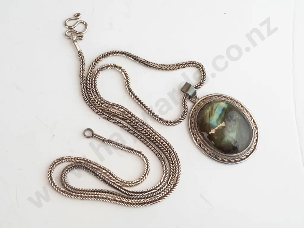 silver mottled green necklace stamped 925 Image 1++