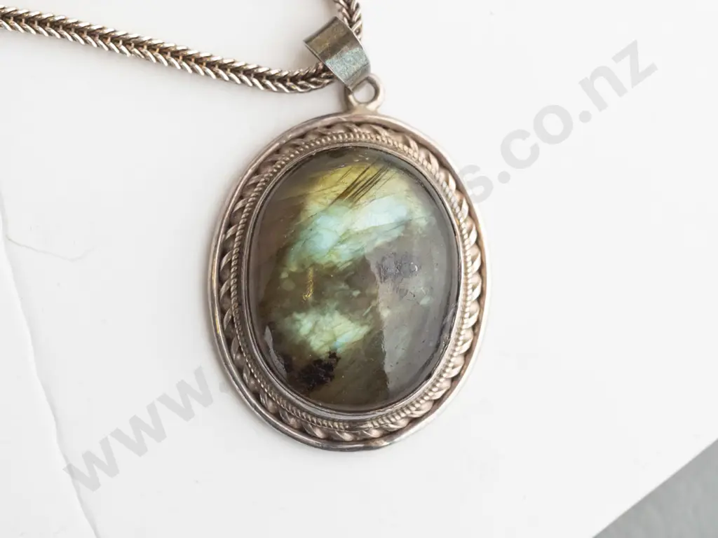 silver mottled green necklace stamped 925 Image 1++