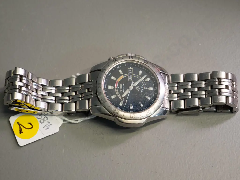 Seiko Kinetic gent's wristwatch with booklet and 1998 purchase card - some wear to markings on bezel Image 1++