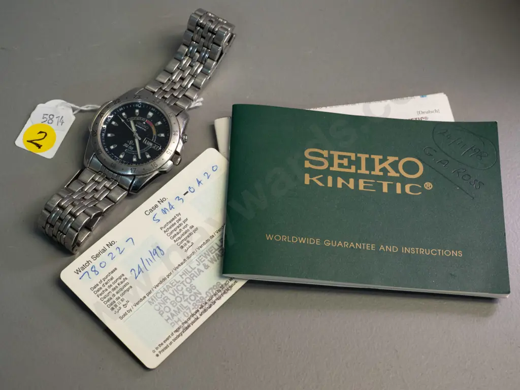 Seiko Kinetic gent's wristwatch with booklet and 1998 purchase card - some wear to markings on bezel Image 1++