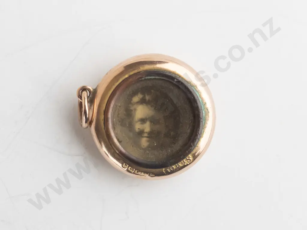 gold locket style pendant with ruby stamped 375,  no chain Image 1++
