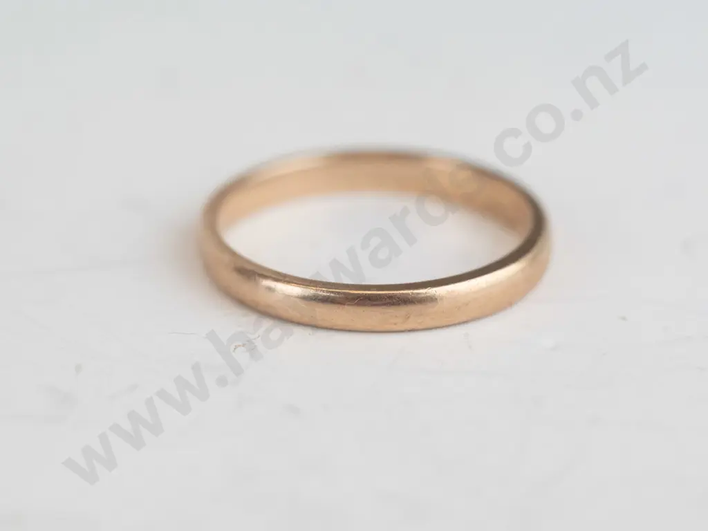 9ct gold ladies wedding ring 1.6gms Image 1++