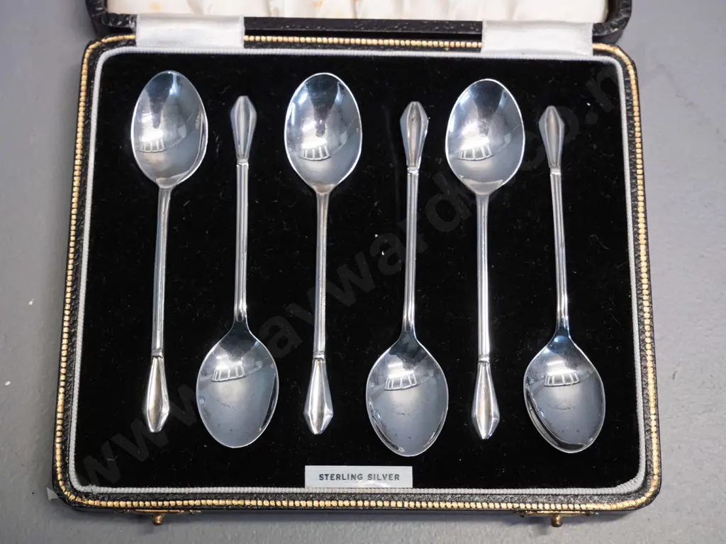 cased set of vintage sterling silver coffee spoons Image 1++