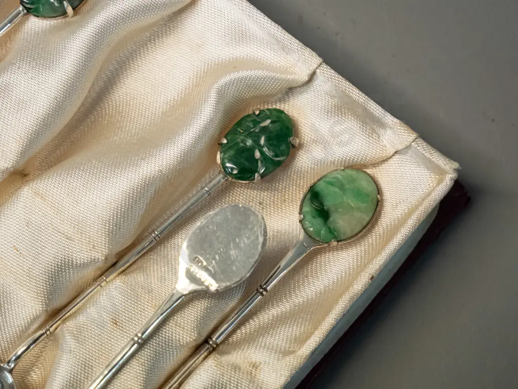 cased set silver coffee spoons with carved stone (malachite?) oval inserts - spoons marked "Silver 90" Image 1++