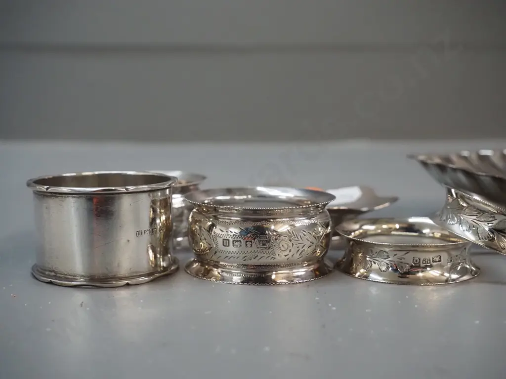 7 sterling silver items - 5 napkin rings and 2 small dishes - shell shaped dish is L-130 W-100 Image 1++