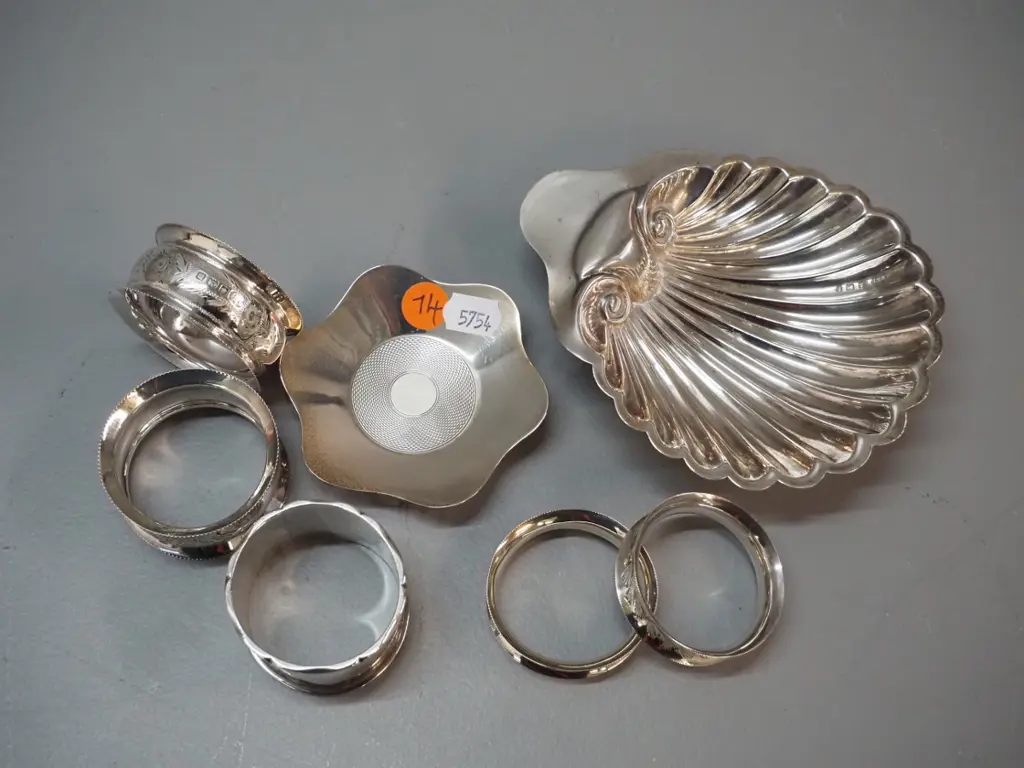 7 sterling silver items - 5 napkin rings and 2 small dishes - shell shaped dish is L-130 W-100 Image 1++