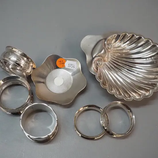 7 sterling silver items - 5 napkin rings and 2 small dishes - shell shaped dish is L-130 W-100