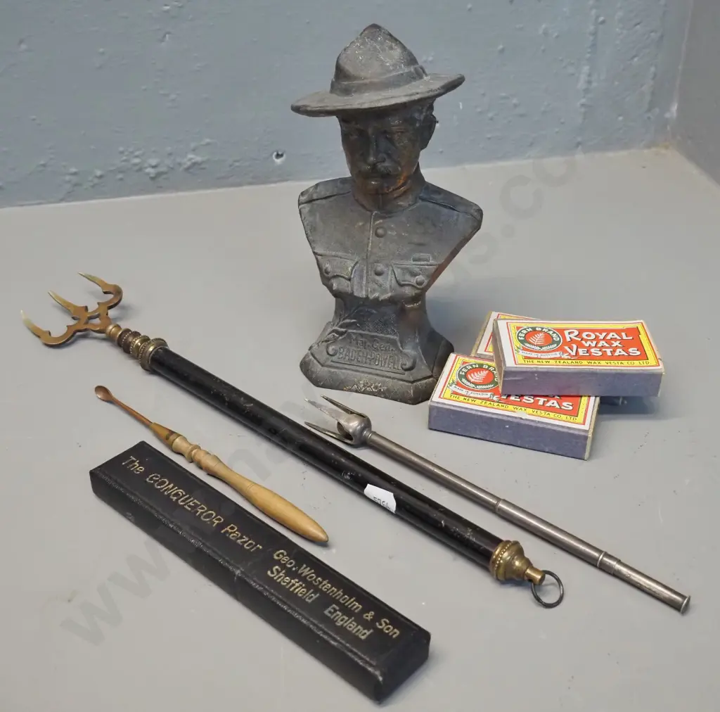 small cast metal bust of Baden Powell, bone handled straight razor, telescopic toasting fork, small timber and brass Image 1++
