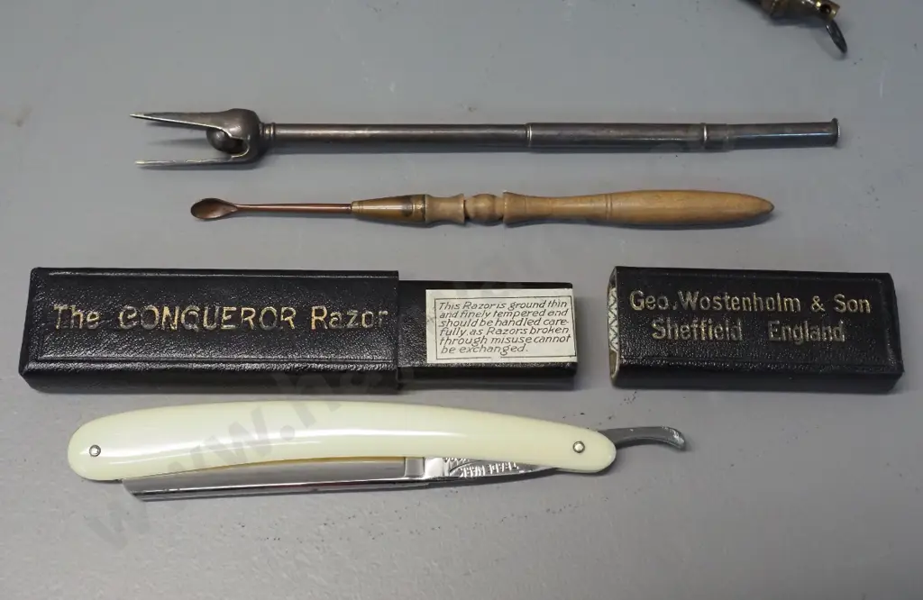 small cast metal bust of Baden Powell, bone handled straight razor, telescopic toasting fork, small timber and brass Image 1++
