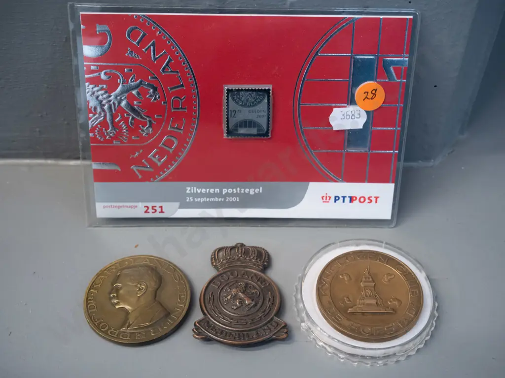 4 Dutch collector's items including customs badge, 1935 Hofstadt kennel club medal, Karl Landsteiner medal, 2001 silver Image 1++