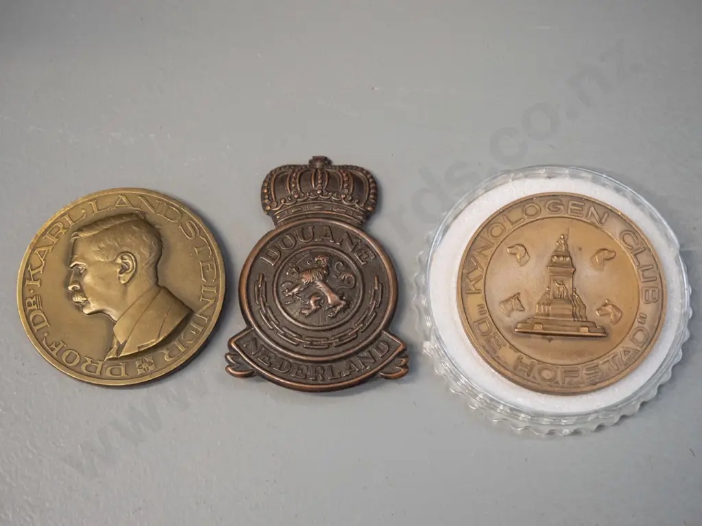 4 Dutch collector's items including customs badge, 1935 Hofstadt kennel club medal, Karl Landsteiner medal, 2001 silver Image 1++