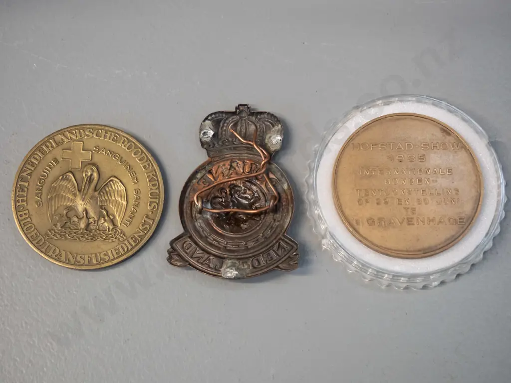 4 Dutch collector's items including customs badge, 1935 Hofstadt kennel club medal, Karl Landsteiner medal, 2001 silver Image 1++