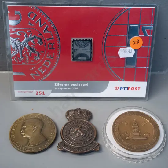 4 Dutch collector's items including customs badge, 1935 Hofstadt kennel club medal, Karl Landsteiner medal, 2001 silver