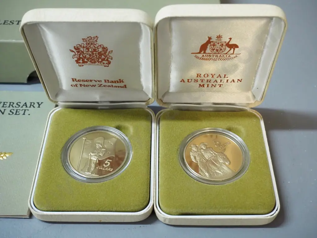 New Zealand & Australian 1990 Anzac 75th Anniversary cased and boxed two coin set - with 2 pamphlets Image 1++
