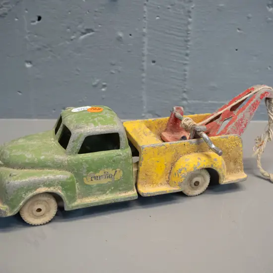 vintage Fun Ho wrecking truck with white wheels, very worn condition L-280