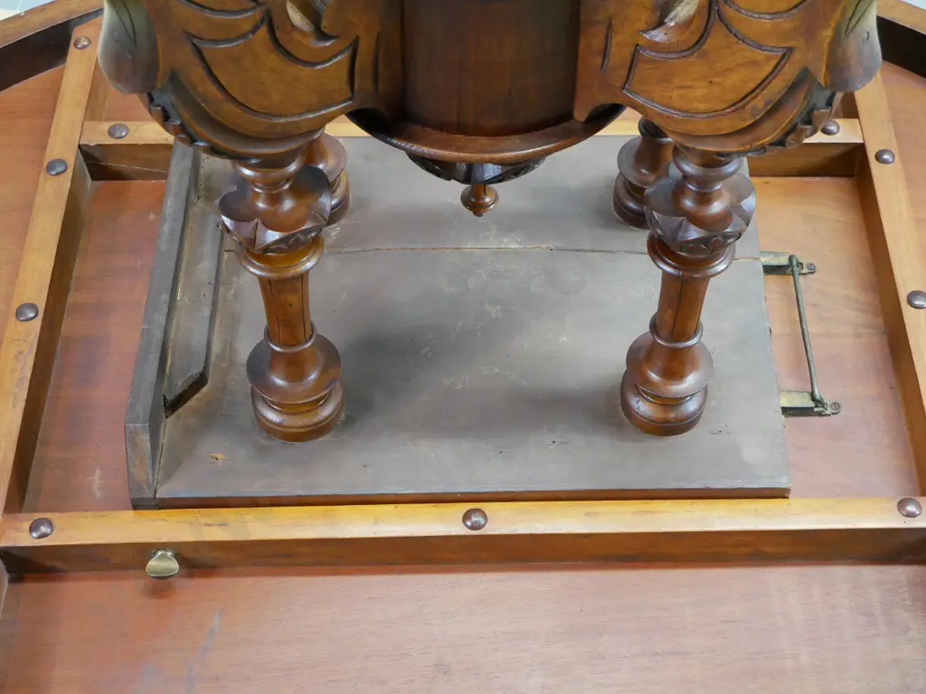 Victorian walnut tilt-top oval loo table on 4-point cathedral base with boxwood inlay on top H-760 L-1500 W-1150 Image 1++