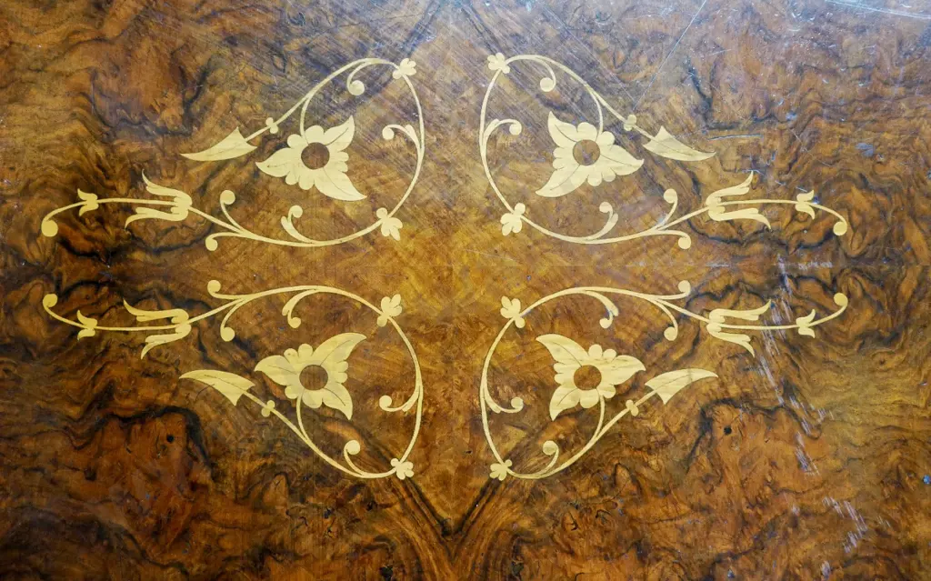 Victorian walnut tilt-top oval loo table on 4-point cathedral base with boxwood inlay on top H-760 L-1500 W-1150 Image 1++