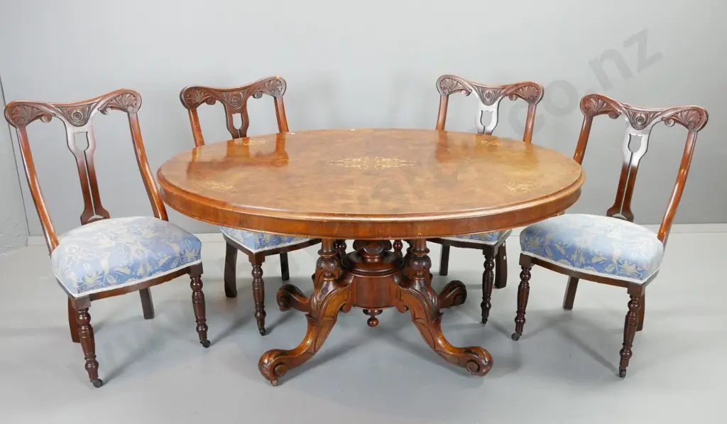 Victorian walnut tilt-top oval loo table on 4-point cathedral base with boxwood inlay on top H-760 L-1500 W-1150 Image 1++
