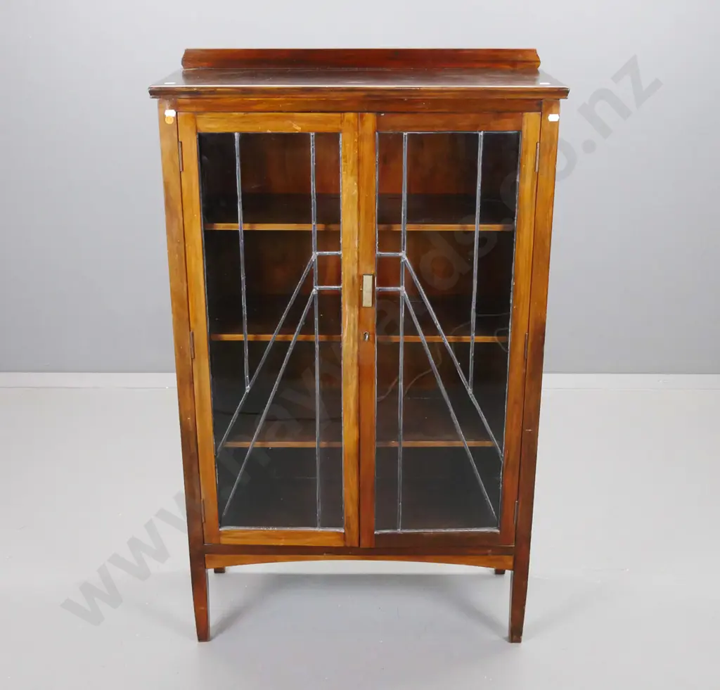 beech and rimu art deco 2-door display cabinet, 3 shelves, tapered square section legs. Key in lock but not working, Image 1++