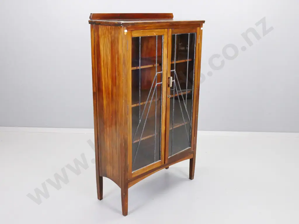 beech and rimu art deco 2-door display cabinet, 3 shelves, tapered square section legs. Key in lock but not working, Image 1++
