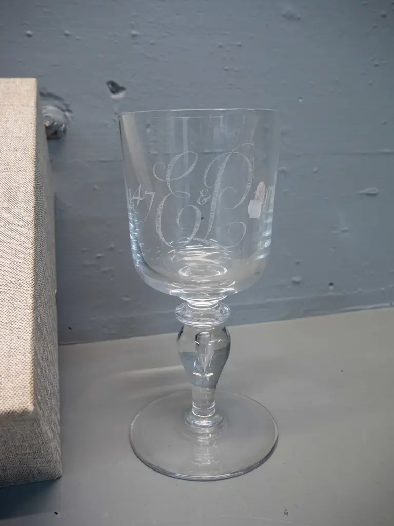 boxed Whitefriars hand-made etched crystal goblet: 1947-1972 Queen Elizabeth & Philip Silver Wedding H-190 D-80 Image 1++