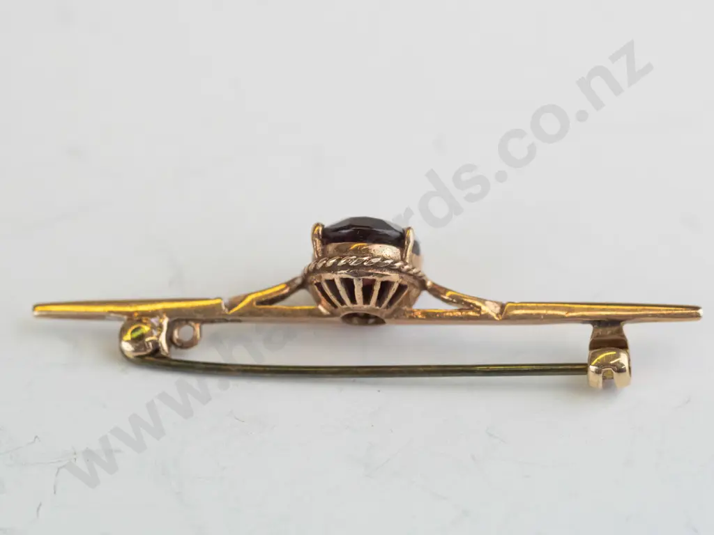 9ct gold garnet bar brooch 3.5gms Image 1++