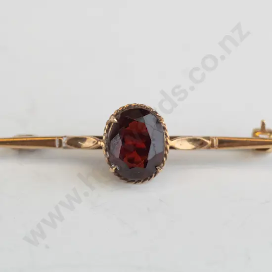 9ct gold garnet bar brooch 3.5gms