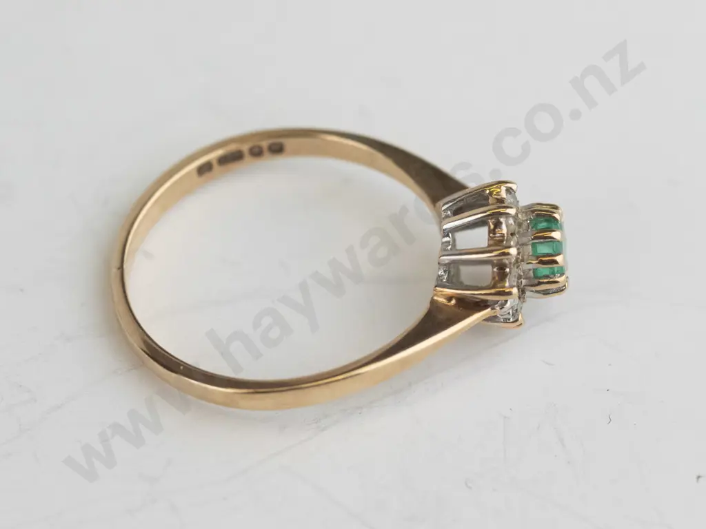 9ct gold emerald and 10x diamond cluster ring, 1.8gms Image 1++