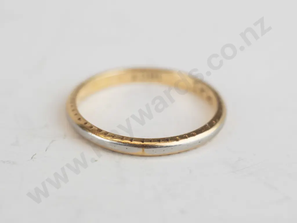 18ct inlay, platinum wedding ring 2.1gms Image 1++