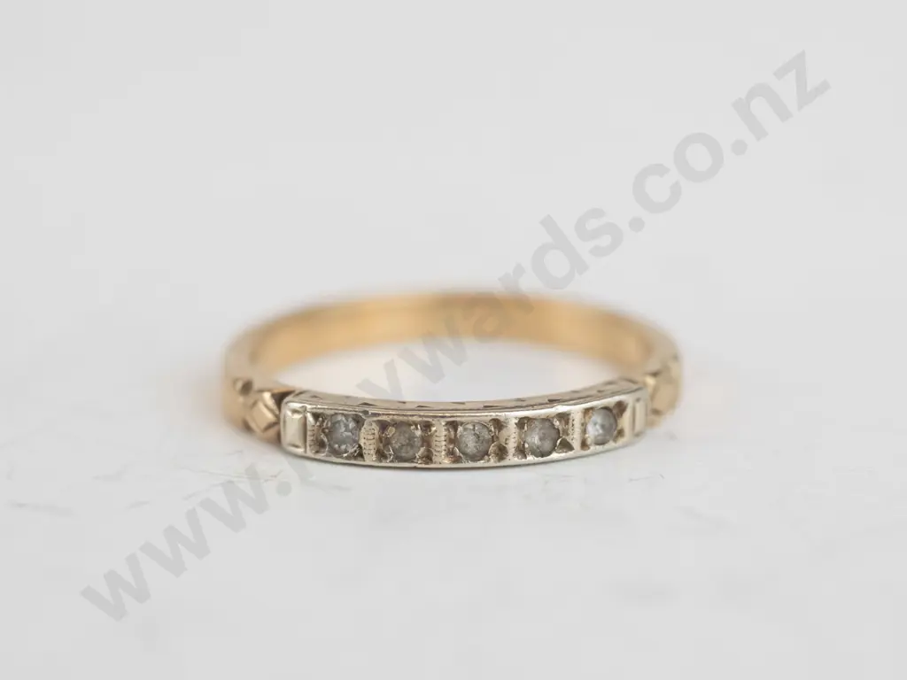 9ct gold white stone ring 1.6gms Image 1++