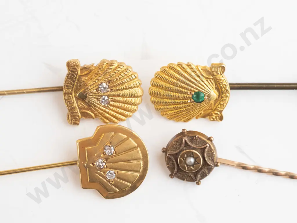 3 diamond shell lapel pin 9ct 2.4gms, 2 diamond shell lapel pin 9ct 2.8gms, Image 1++