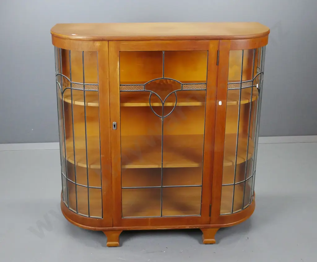 deco oak bow-front china cabinet with leadlight door and end panels, 2 timber shelves, lockable, with key - some marks Image 1++