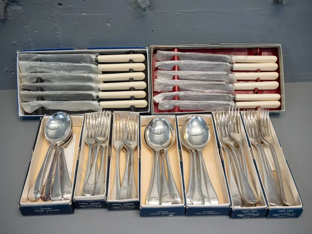 vintage cutlery - 2 boxes of 6 each bone handled knives, 2 boxes each Grosvenor dessert spoons, large forks and small Image 1++