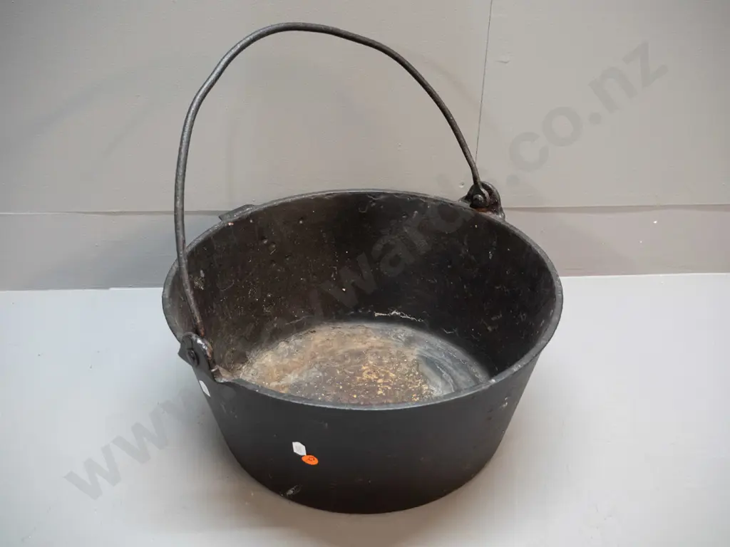 vintage cast iron flat bottom cooking pot or jam pan with half-round handle - corrosion inside H-170 D-390 Image 1++