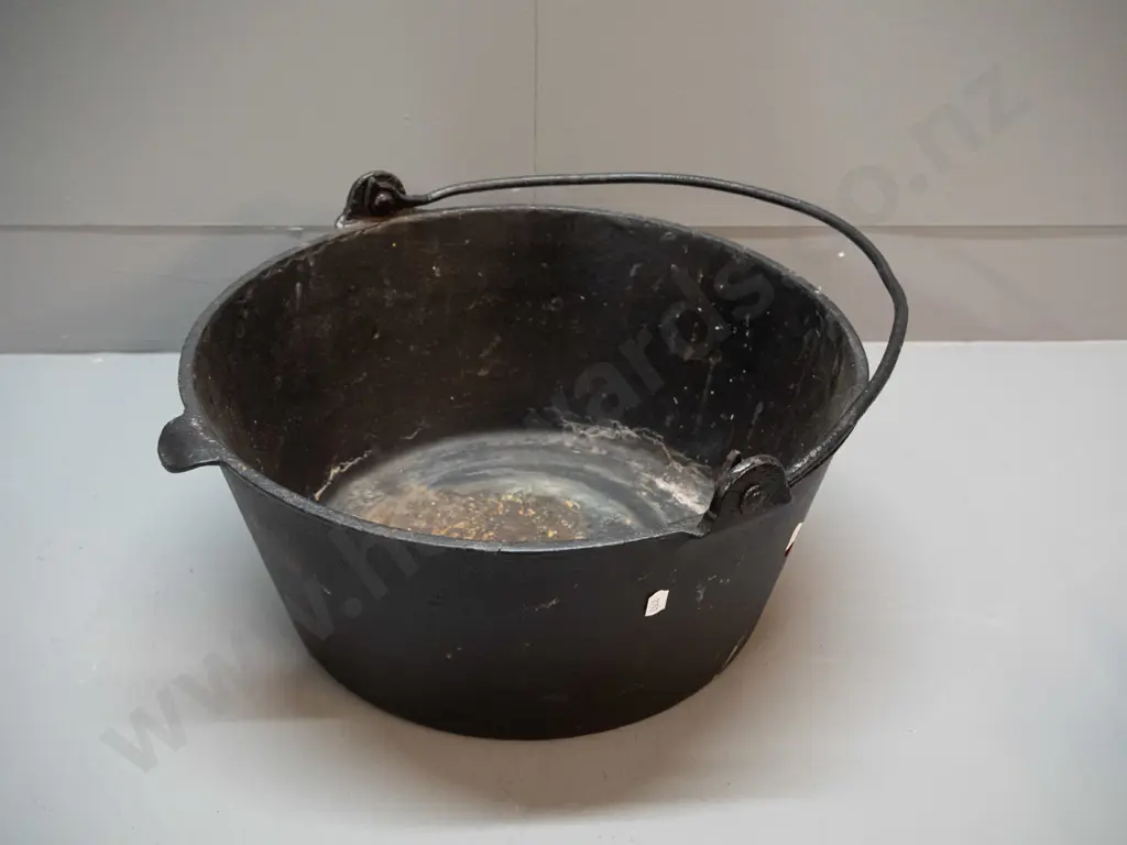 vintage cast iron flat bottom cooking pot or jam pan with half-round handle - corrosion inside H-170 D-390 Image 1++