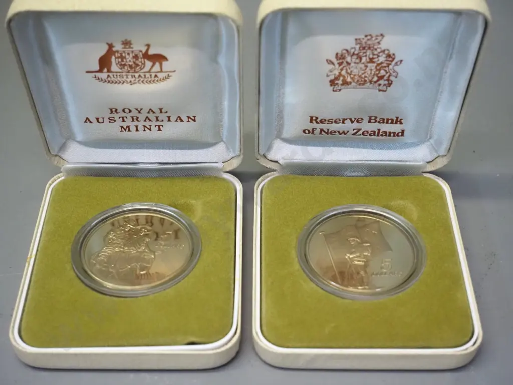 New Zealand & Australian 1990 Anzac 75th Anniversary cased and boxed two coin set - with pamphlet Image 1++