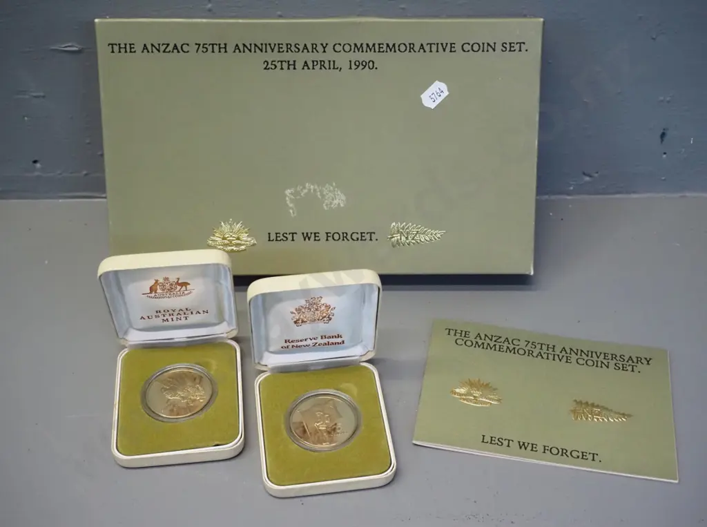New Zealand & Australian 1990 Anzac 75th Anniversary cased and boxed two coin set - with pamphlet Image 1++