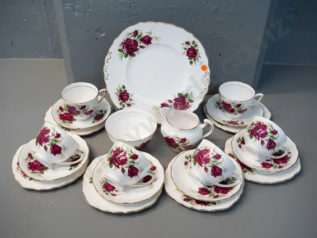 Colclough red rose 21-piece tea set Image 1++