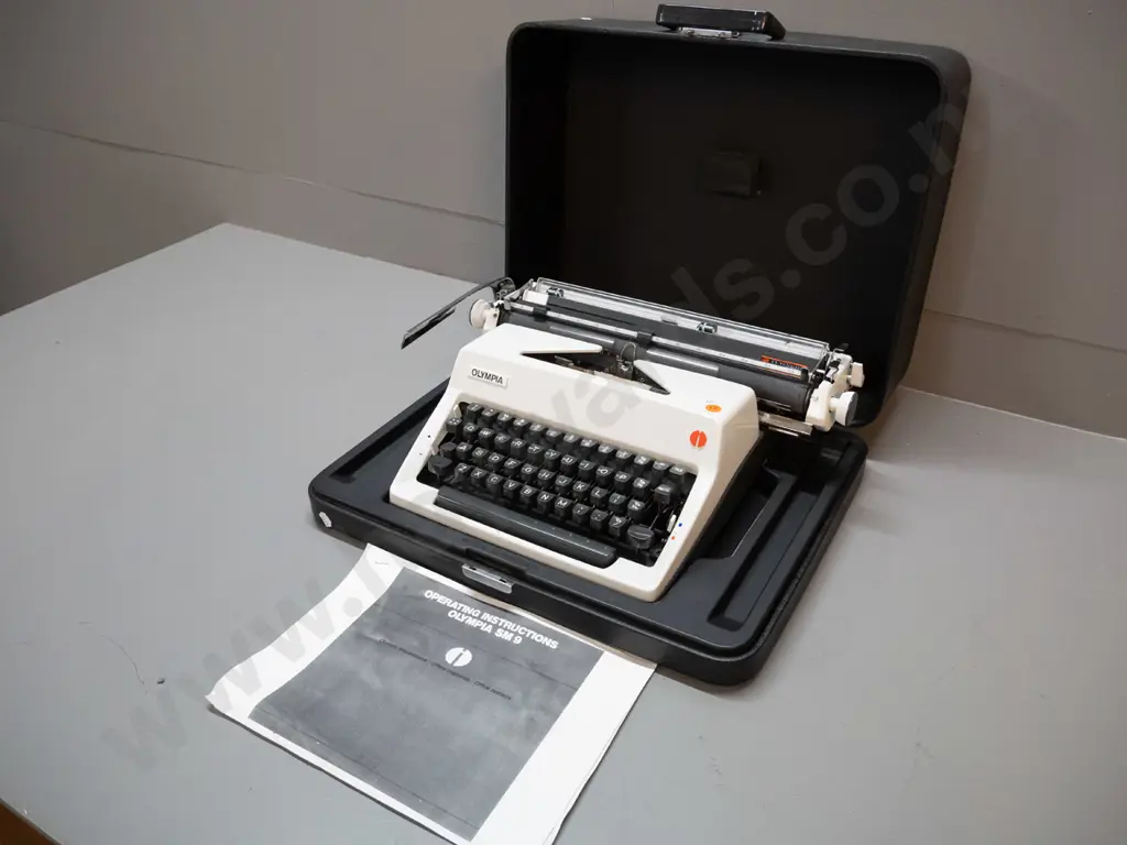 Olympia SM-9 portable typewriter with integrated hard plastic case. Case is H-180 W-460 D-370 Image 1++