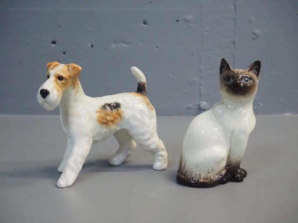 2 Beswick animal figures - Siamese cat and terrier, both approx. H-110 Image 1++