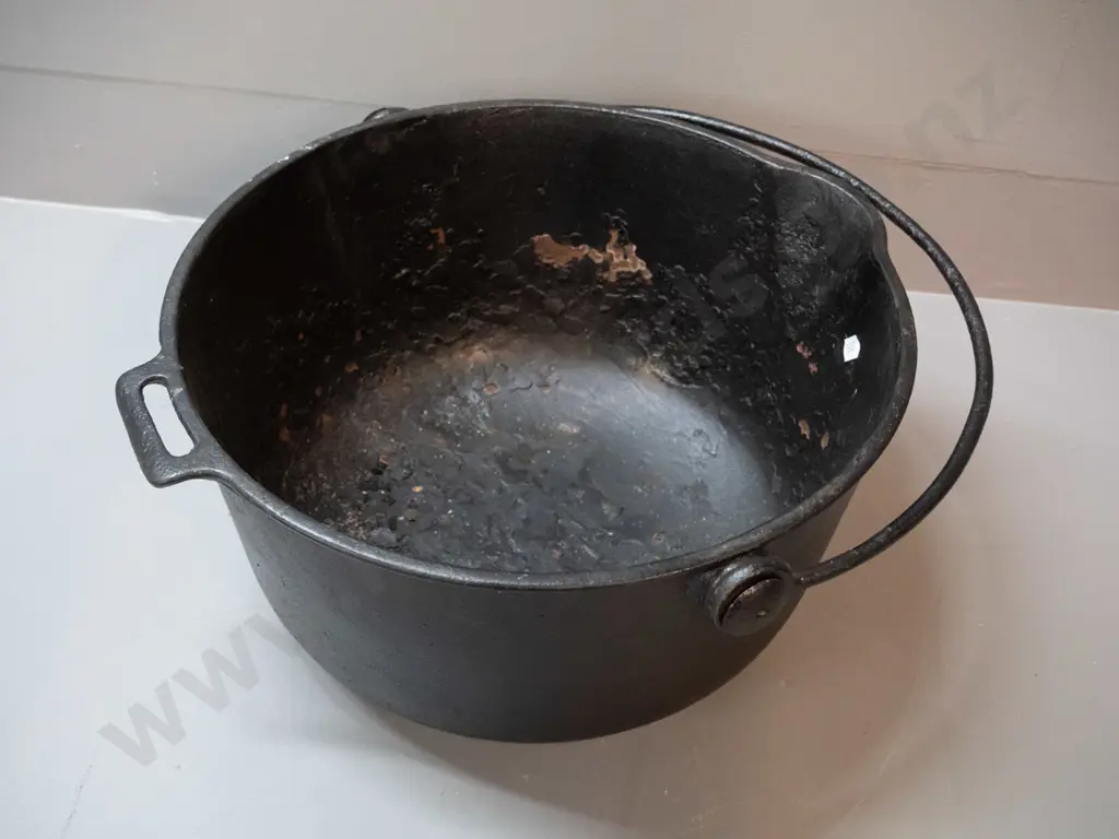 vintage cast iron cooking pot with half-round handle, Kenrick & Sons impressed on base - corrosion inside H-180 D-380 Image 1++