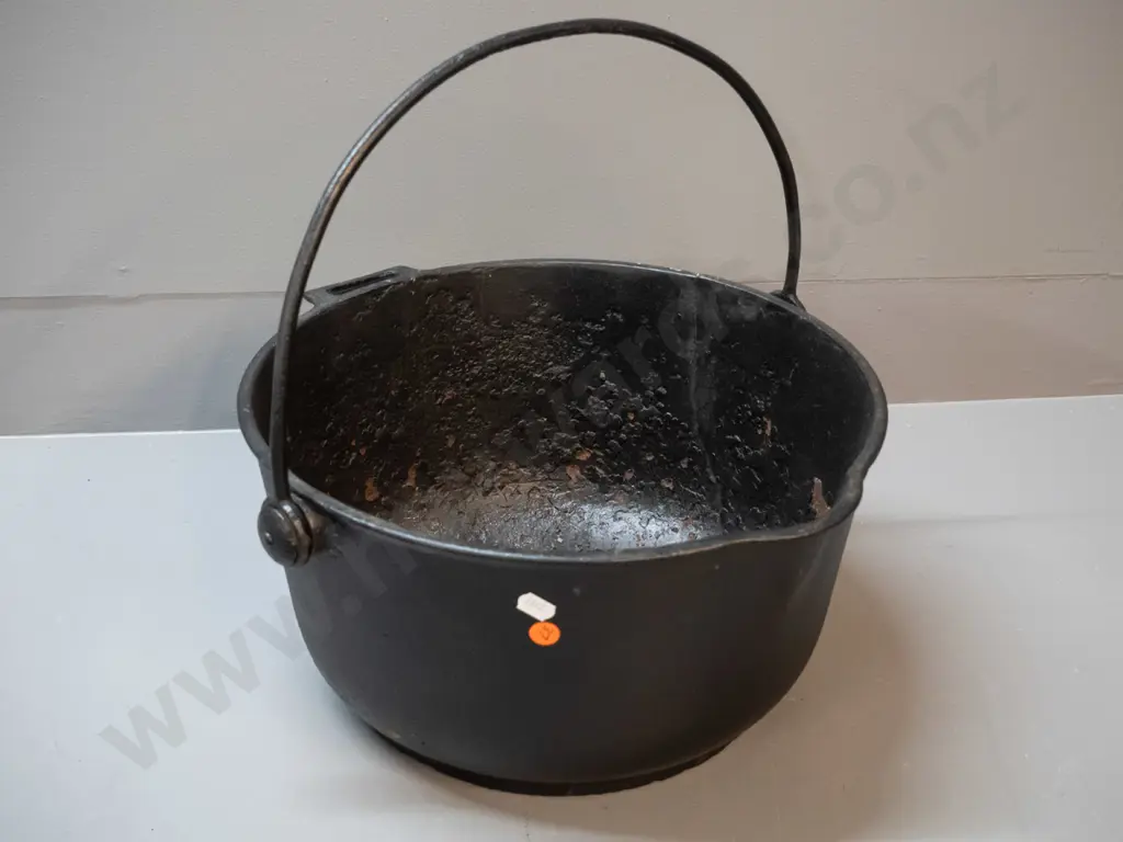 vintage cast iron cooking pot with half-round handle, Kenrick & Sons impressed on base - corrosion inside H-180 D-380 Image 1++