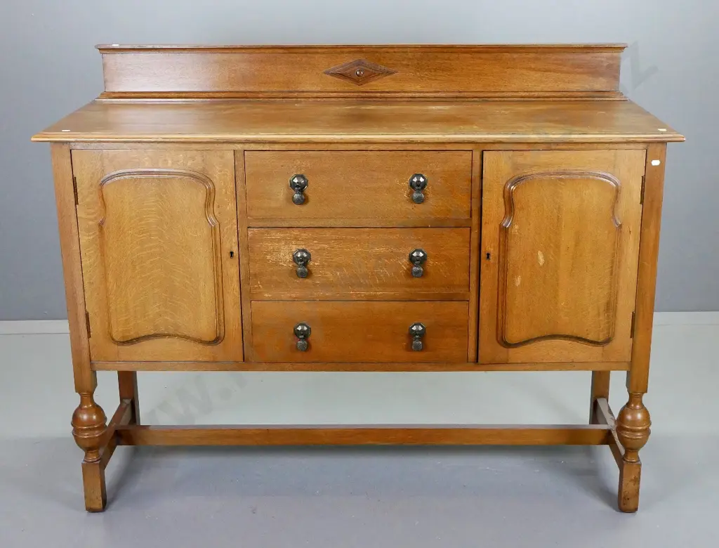 deco oak sideboard with 2 panelled doors, 3 drawers with drop handles, stretcher base - marks and wear to top and drawer Image 1++