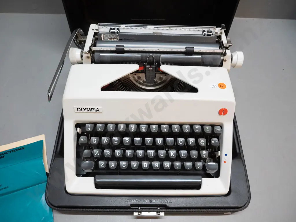 Olympia SM portable typewriter with integrated hard plastic case. Case is H-170 W-370 D-370 Image 1++