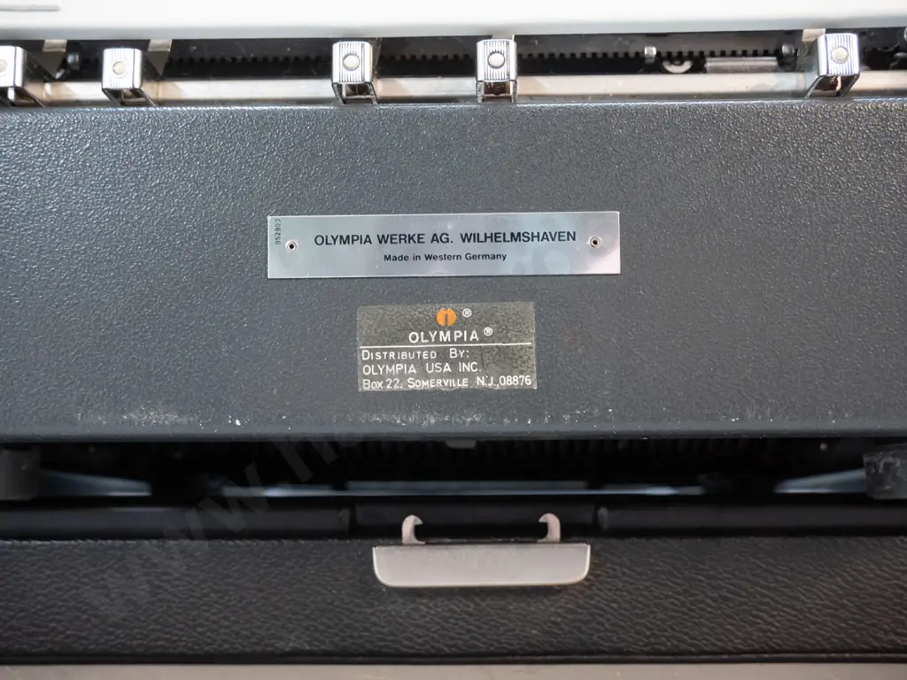 Olympia SM portable typewriter with integrated hard plastic case. Case is H-170 W-370 D-370 Image 1++