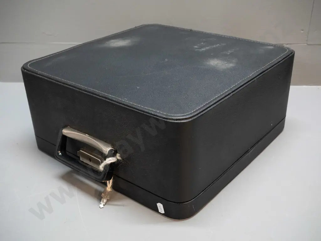 Olympia SM portable typewriter with integrated hard plastic case. Case is H-170 W-370 D-370 Image 1++