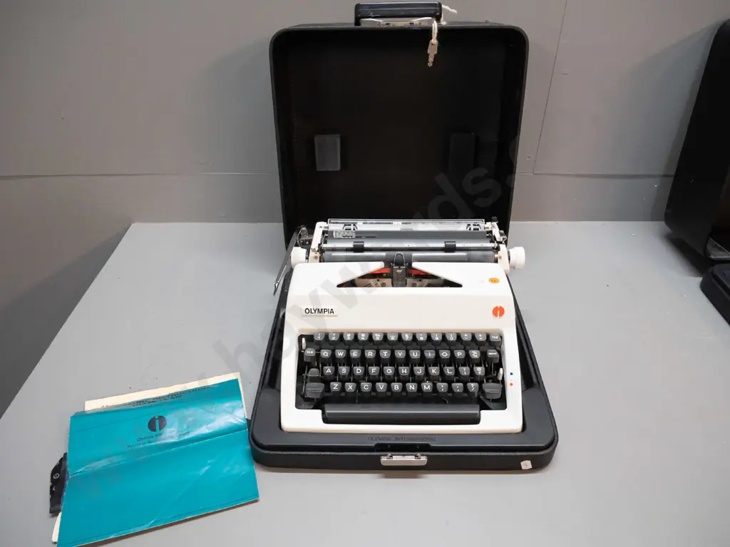 Olympia SM portable typewriter with integrated hard plastic case. Case is H-170 W-370 D-370 Image 1++