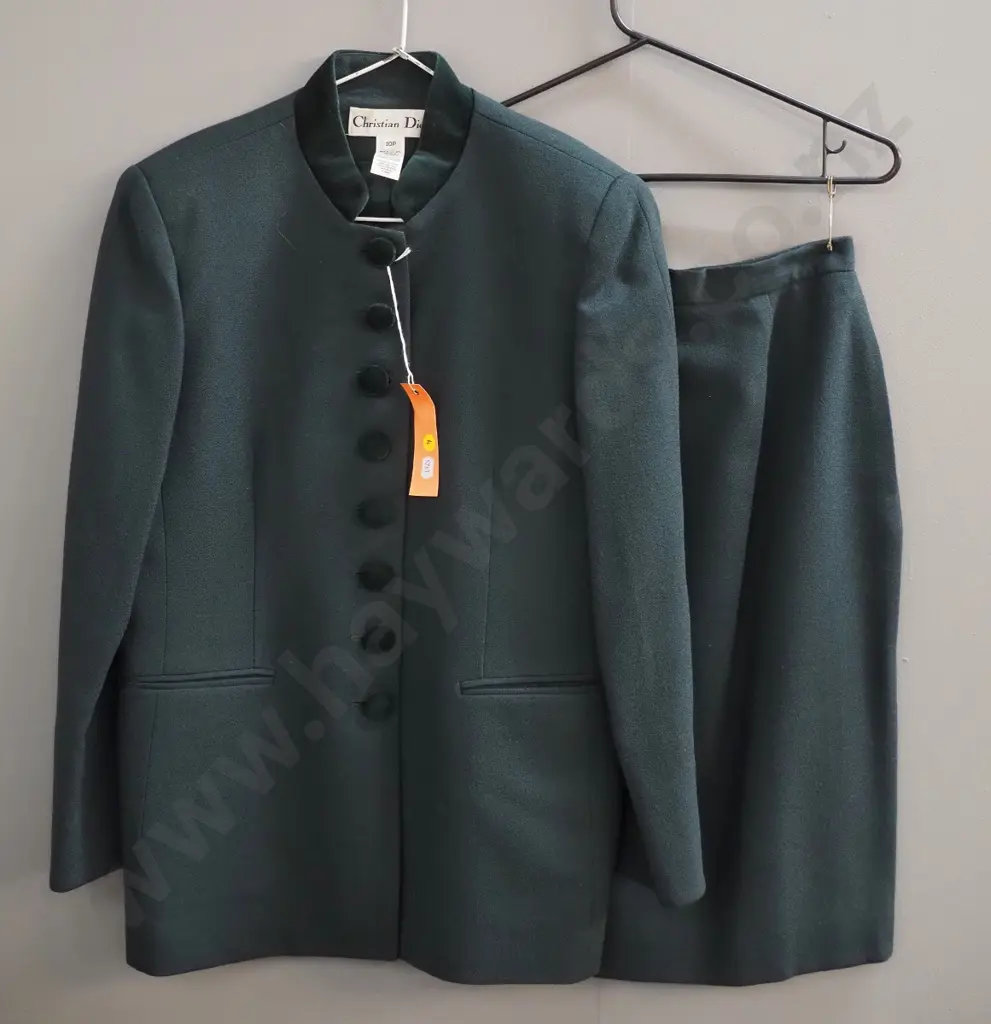 Christian Dior woman's dark green fine wool suit with velvet buttons and collar - US size 10P Image 1++